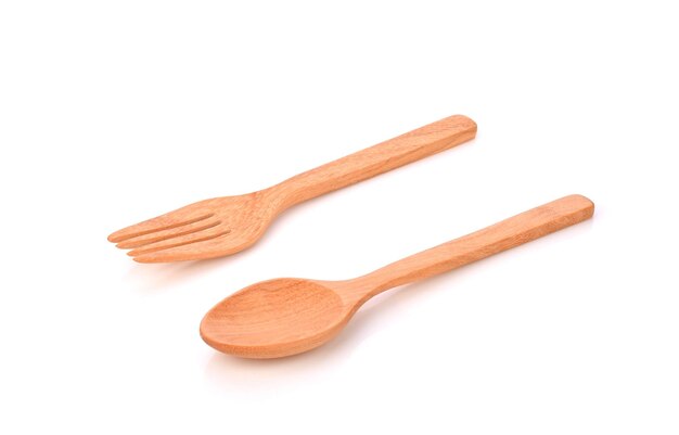 Cucchiaio e forchetta di legno su sfondo bianco