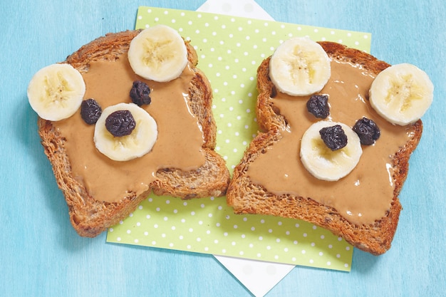 Cuccioli di orso fatti di pane integrale con burro di arachidi, banana e uvetta