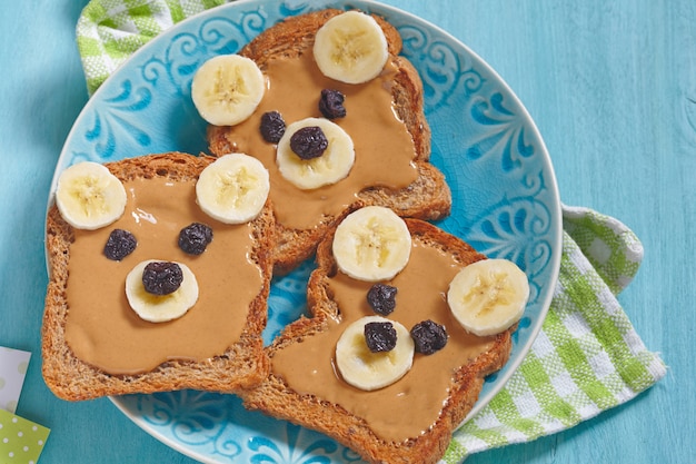 Cuccioli di orso fatti di pane integrale con burro di arachidi, banana e uvetta