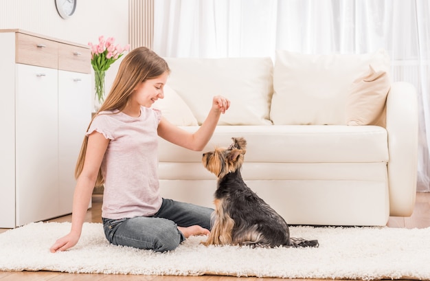 Cucciolo carino e ragazza felice