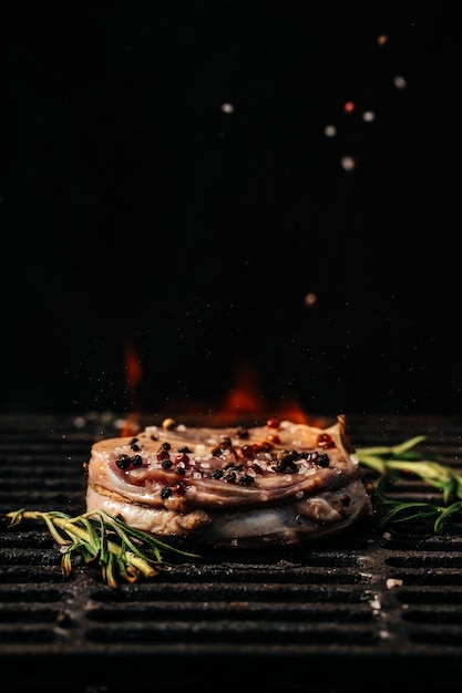 Cucina americana Il concetto di cottura di pezzi di carne di bistecche di manzo alla griglia concetto di cottura della carne con fumo spezie e rosmarino
