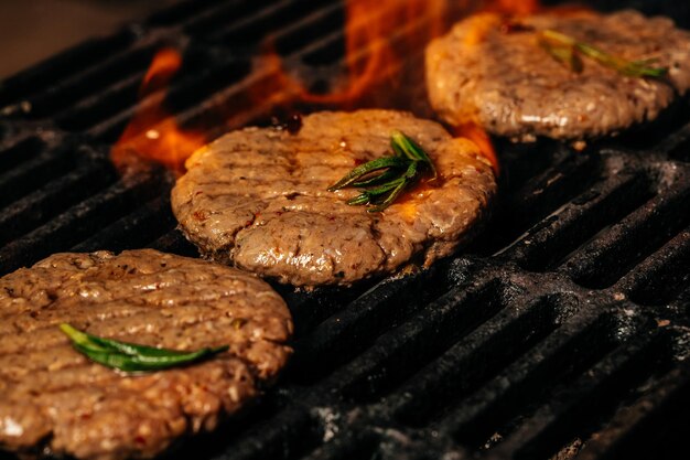 Cucina americana Il concetto di cottura di pezzi di carne di bistecche di manzo alla griglia concetto di cottura della carne con fumo spezie e rosmarino