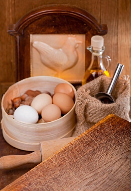 Cucina ancora in vita con uova Cucinare a casa Prodotti semplici farina e uova su tavola di legno
