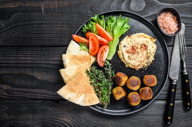 Cucina araba Hummus di ceci, falafel, pane pita e verdure fresche.