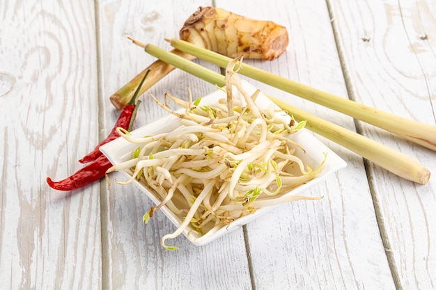 Cucina asiatica Germoglio di fagiolo schiacciato per cucinare