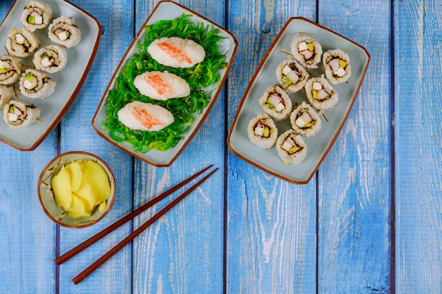 Cucina asiatica Set di sushi roll con zenzero e bacchette