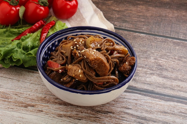 Cucina asiatica Udon soba con carne di maiale e verdure