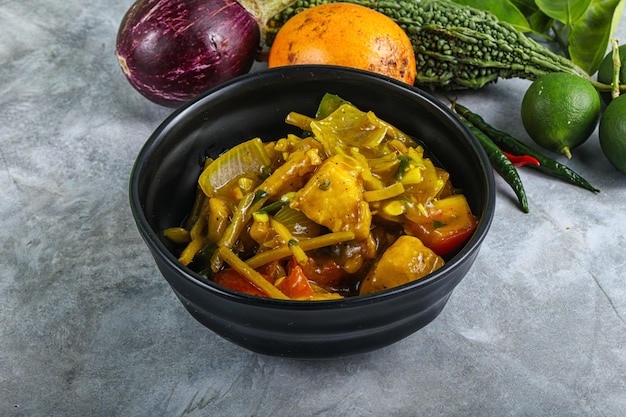 Cucina asiatica zenzero aglio pollo con verdure