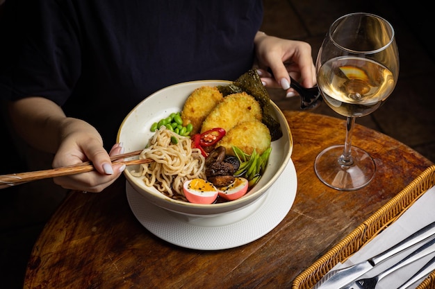 Cucina asiatica. Zuppa di ramen giapponese sul tavolo