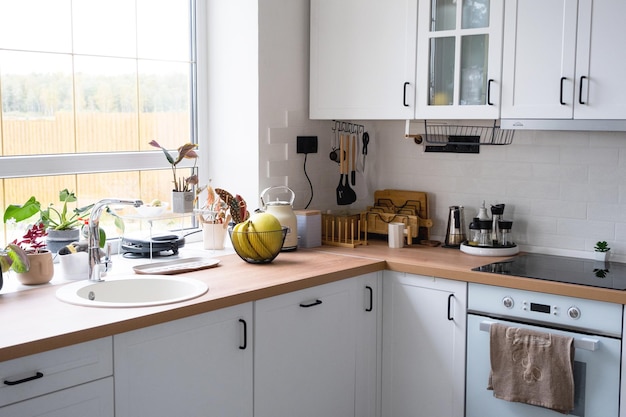 Cucina bianca accogliente in stile loft Scandi Home interior design sala da pranzo forno piano cottura tavolo mobili da cucina