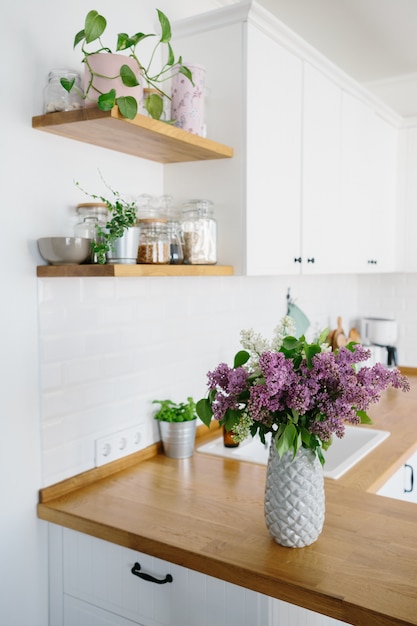 Cucina bianca moderna in stile scandinavo