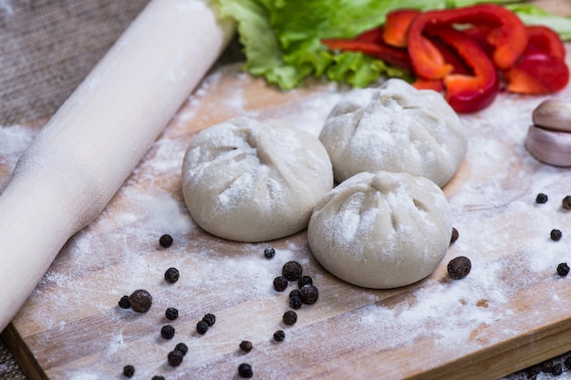 Cucina caucasica. Khinkali con carne servito foglie verdi di koriander