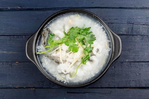 Cucina cinese Congee con tranci di pesce in casseruola