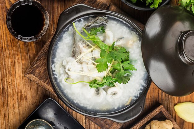 Cucina cinese Congee con tranci di pesce in casseruola