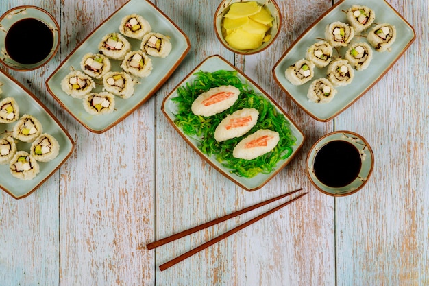 Cucina cinese. Set di sushi roll con salsa di soia, zenzero e bacchette.