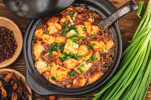 Cucina cinese: tofu e trito con salsa piccante calda