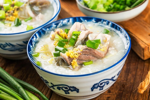 Cucina cinese una ciotola di delizioso porridge di pesce