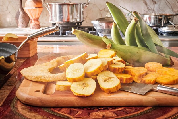 Cucina con banane tagliate in fette su una tavola da taglio