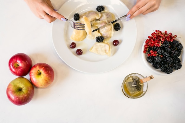 Cucina culinaria che serve cucina mattutina preparazione della cena concetto del ristorante