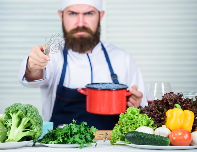 Cucina culinaria Vitamina Cucina sana di cibo Hipster maturo con barba Dieta cibo biologico Insalata vegetariana con verdure fresche Ricetta chef uomo serio con la barba Scelta incredibile