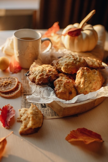 cucina dai colori vivaci, colazione su un tavolo in cucina