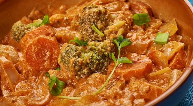 Cucina dell'Africa orientale - Curry di pollo berbero di ispirazione etiope, piatti tradizionali africani assortiti, vista dall'alto.
