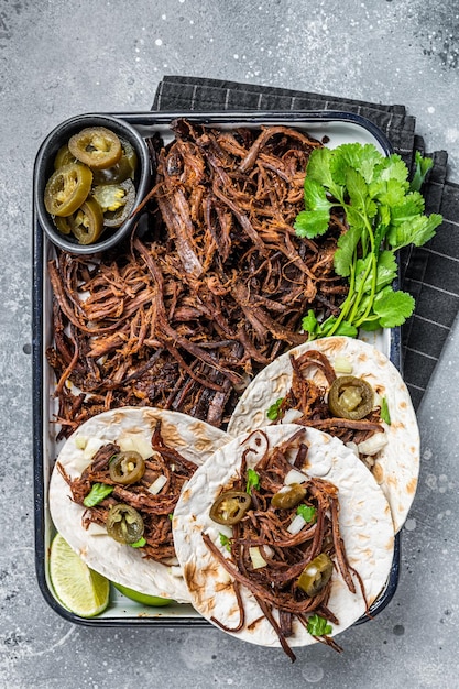 Cucina di agnello messicano Barbacoa Tacos con Cilantro e Cipolla Sfondo grigio Vista dall'alto