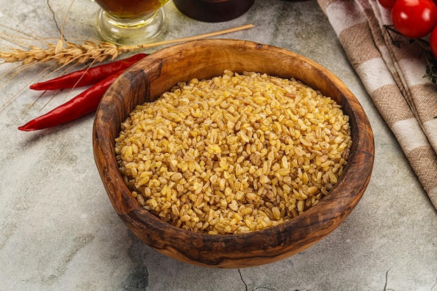 Cucina di bulgur fow di grano secco