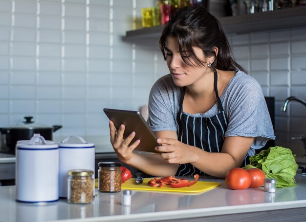 Cucina donna in cucina