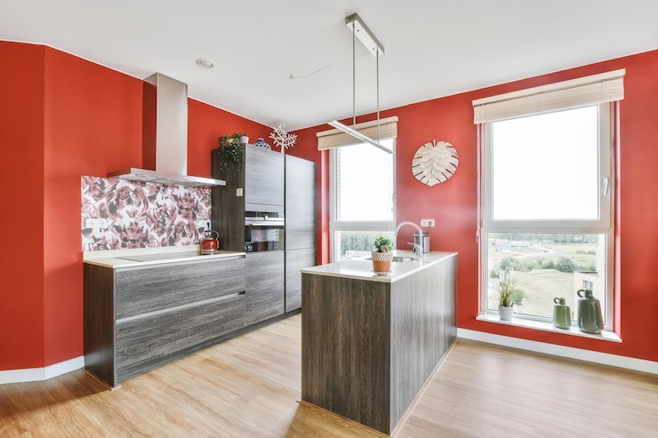 Foto cucina elegante con parete rossa