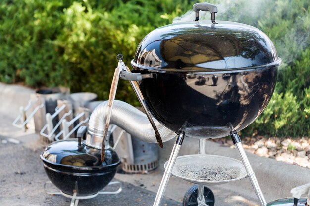 Cucina estiva all'aperto sulla griglia del barbecue.