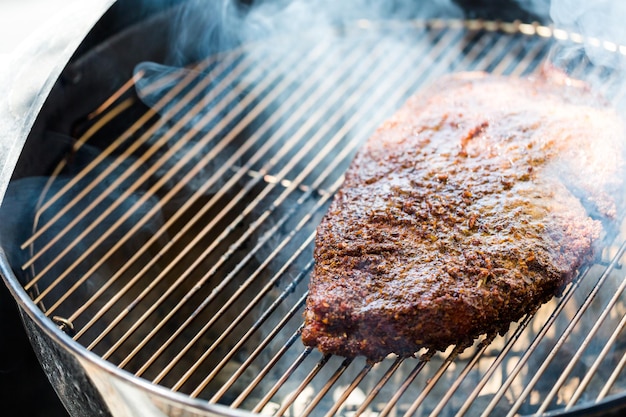 Cucina estiva all'aperto sulla griglia del barbecue.