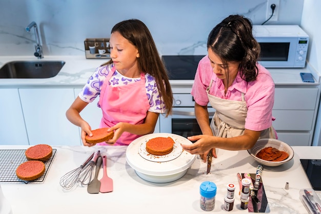 Cucina Famiglia Madre e figlia preparano una torta