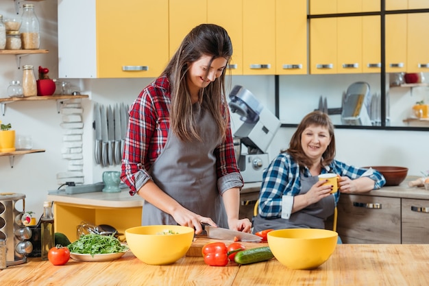 Cucina familiare e comunicante in cucina. Madre e figlia insieme