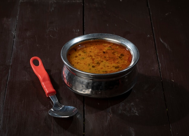 Cucina famosa indiana Dal Tadka su fondo di legno d'annata