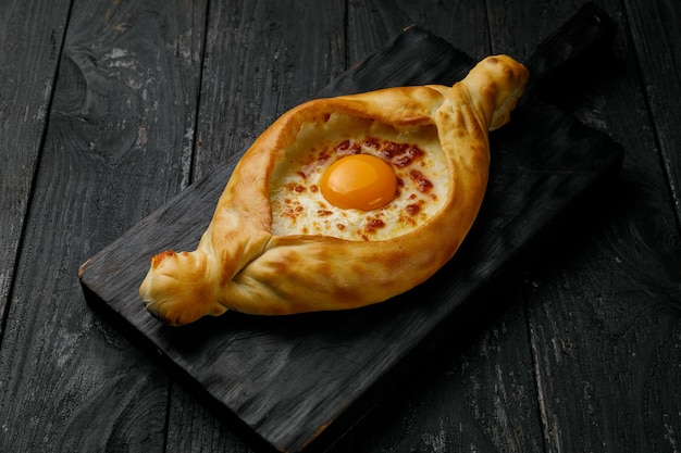 Cucina georgiana Khachapuri su un tavolo di legno