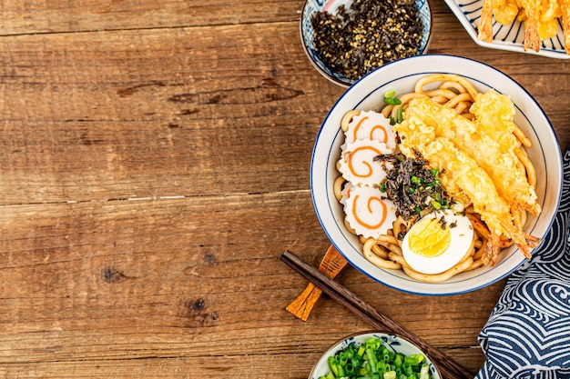 Cucina giapponese Deliziosi udon di gamberi in tempura