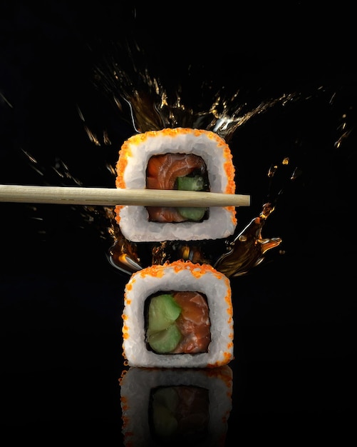 Cucina giapponese due pezzi di sushi e spruzzi di salsa di soia