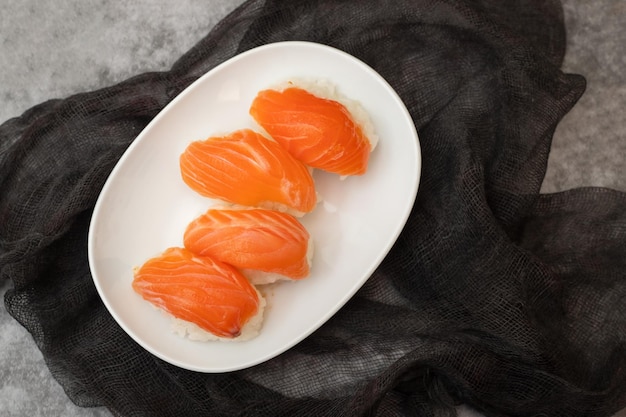 Cucina giapponese Nigiri di sushi di salmone su un piatto bianco