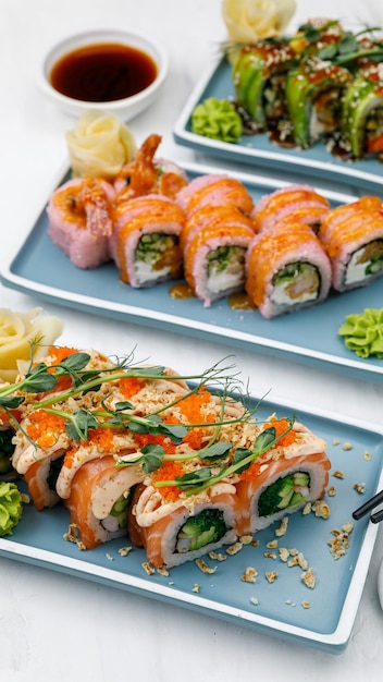 Cucina giapponese Rolls nets Philadelphia e California con salmone su un tavolo bianco