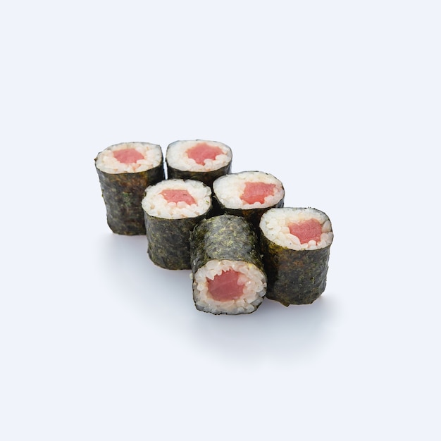 Cucina giapponese. Rotolo di sushi su sfondo bianco.