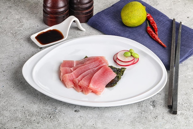 Cucina giapponese sashimi di tonno a fette