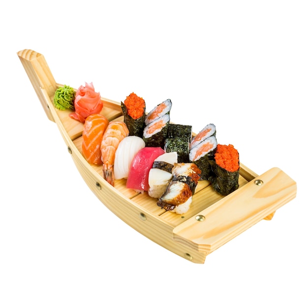 Cucina giapponese - Sushi Roll su sfondo bianco