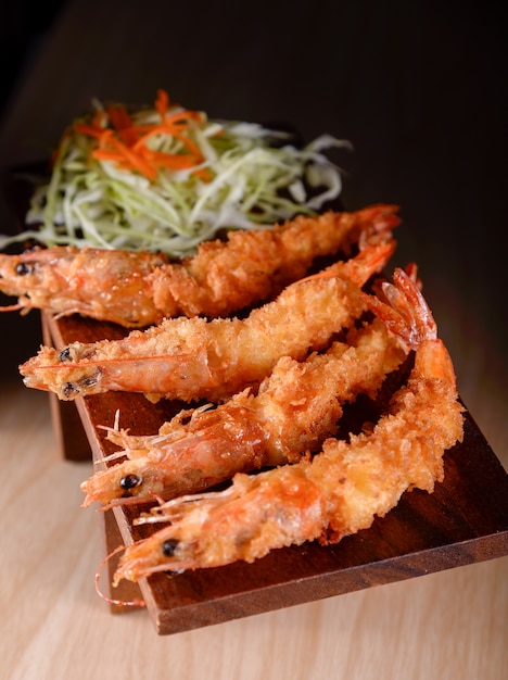 Cucina giapponese. tempura gamberi su