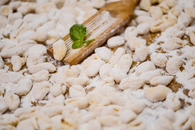 Cucina gnocchi fatti in casa sulla tavola tradizione italiana