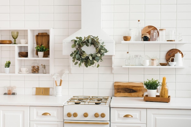 Cucina in legno bianca e accogliente in stile scandinavo