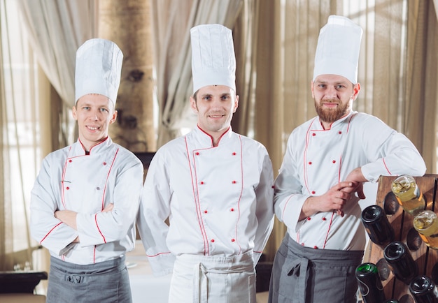 cucina in un ristorante con bottiglie di vino