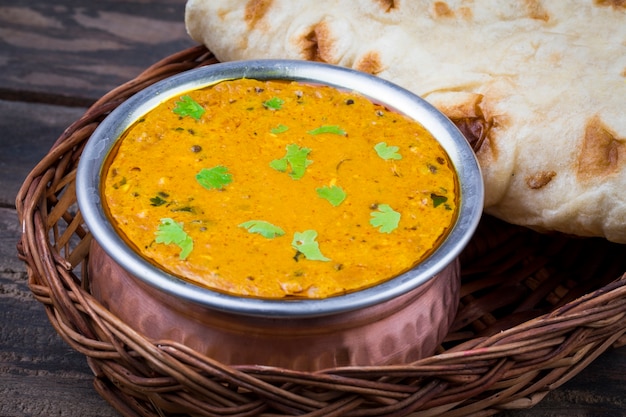 Cucina indiana Dal Makhani su fondo in legno