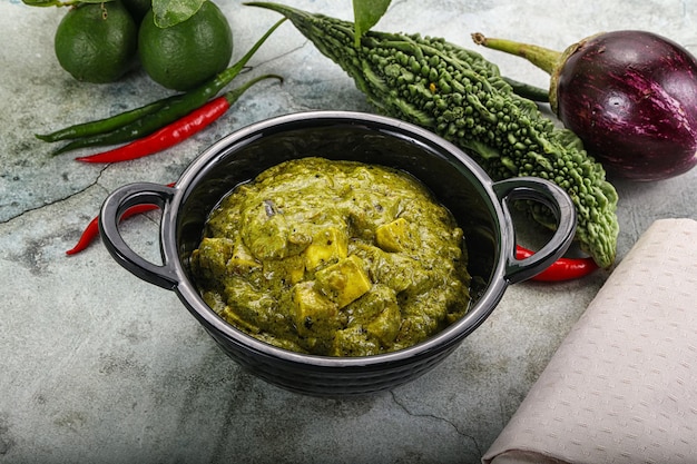 Cucina indiana palak paneer formaggio con spinaci