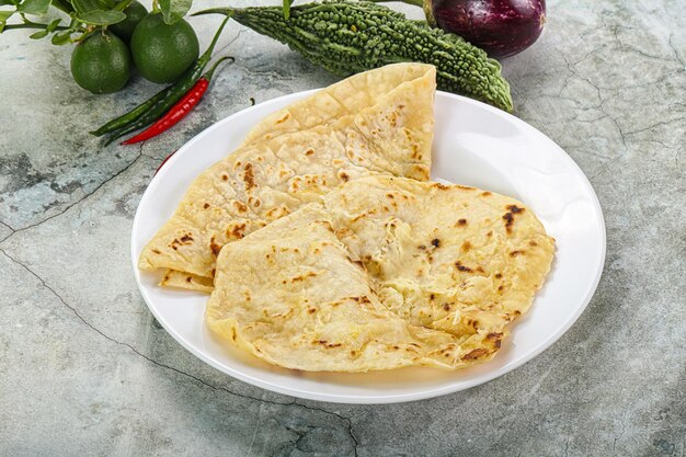 Cucina indiana pane tandori naan con formaggio